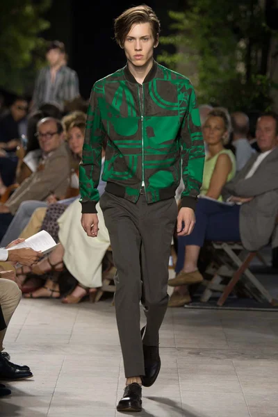Look 25